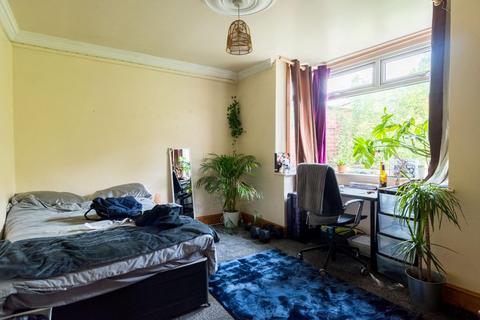 35 Springbank Crescent, Headingley, Leeds, LS6 1AB