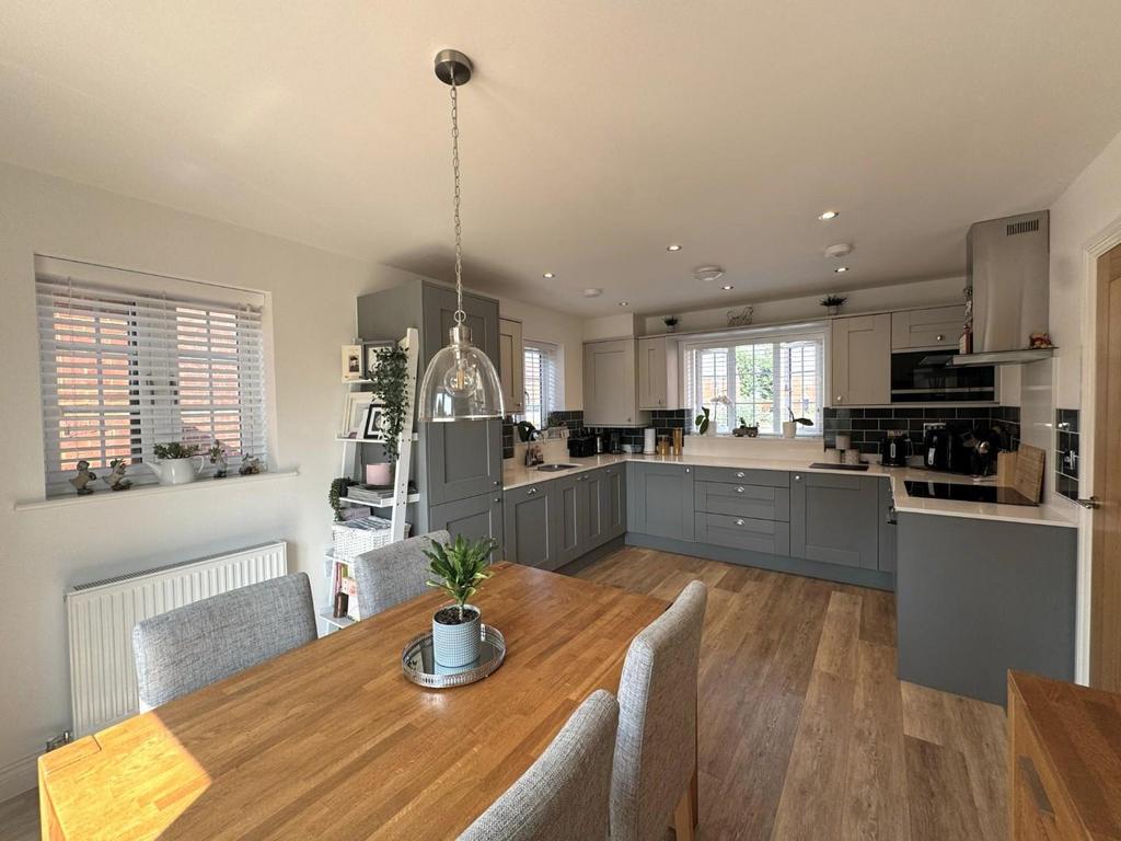 Kitchen/ Dining Room