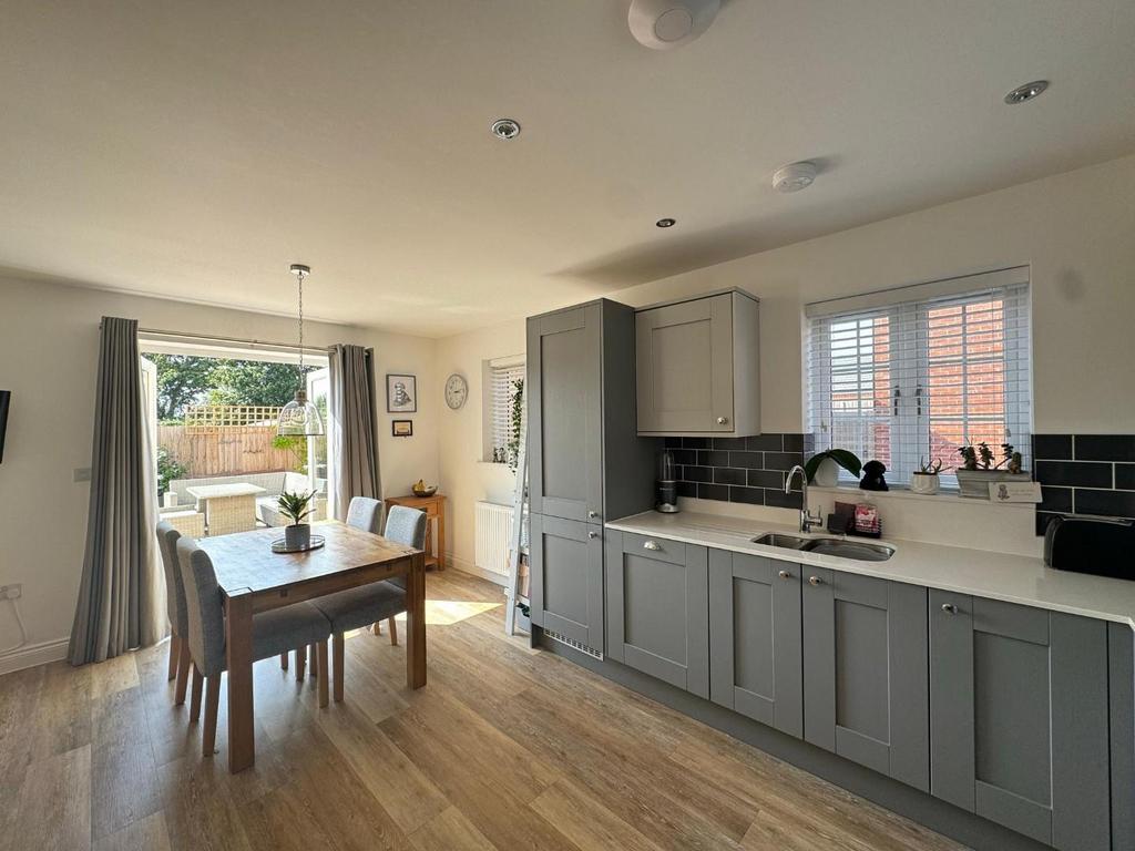 Kitchen/ Dining Room