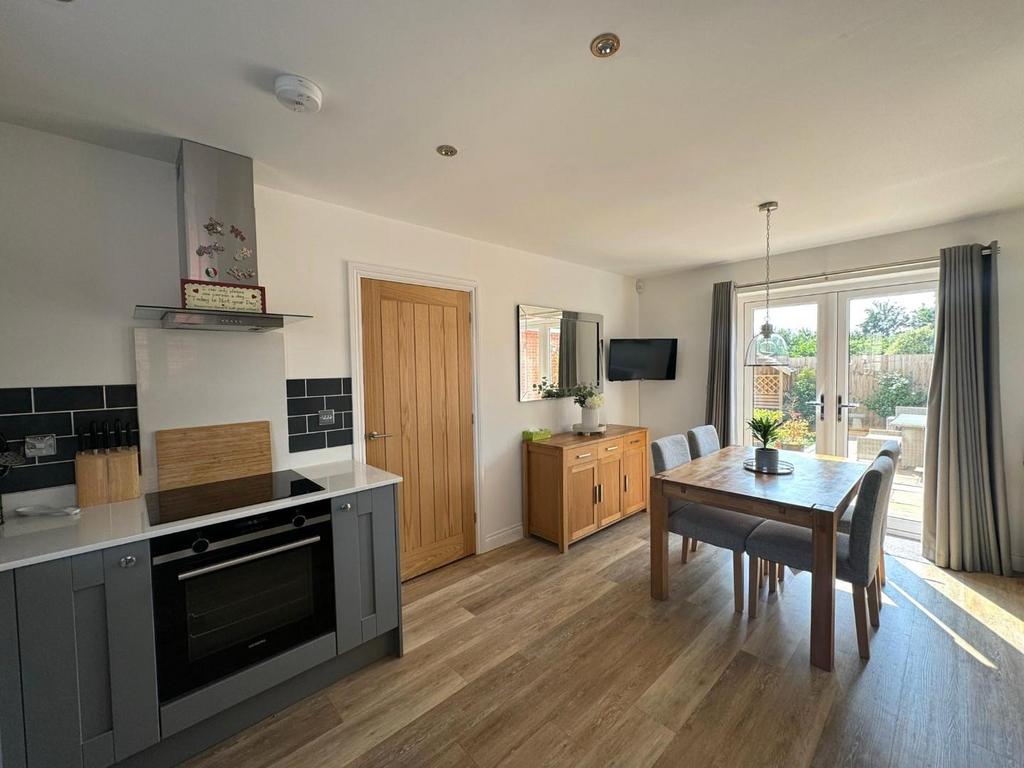 Kitchen/ Dining Room