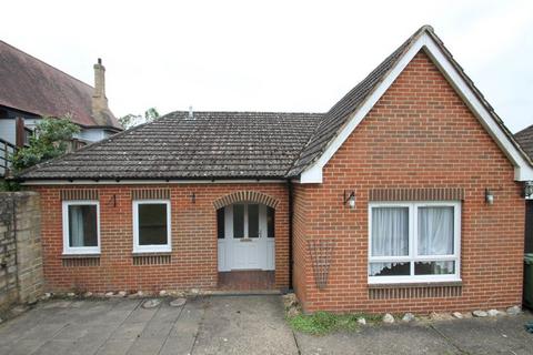 2 bedroom bungalow to rent, St Vincents Cottages, Binstead Road