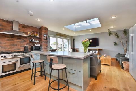 3 bedroom end of terrace house for sale, Seven Sisters Road, Eastbourne