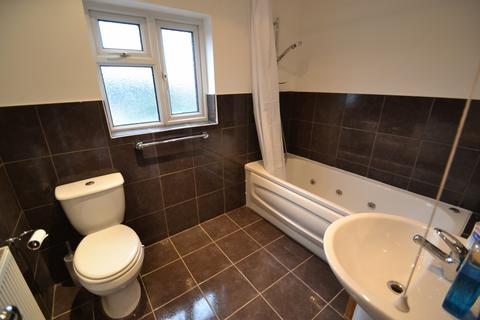 1 bedroom flat to rent, Woodford Avenue, IG2 6XE