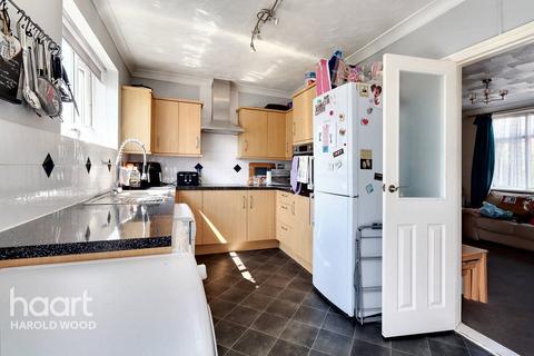 3 bedroom terraced house for sale, North Hill Drive, Romford