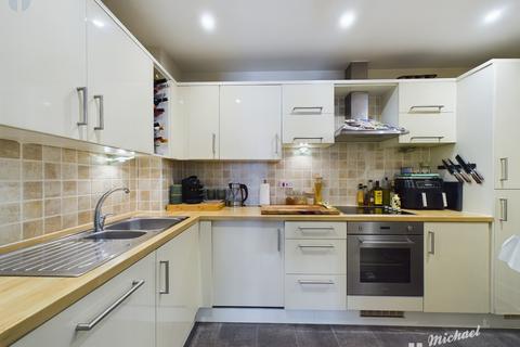 2 bedroom flat for sale, Stanton House, Coxhill Way, Aylesbury, Buckinghamshire