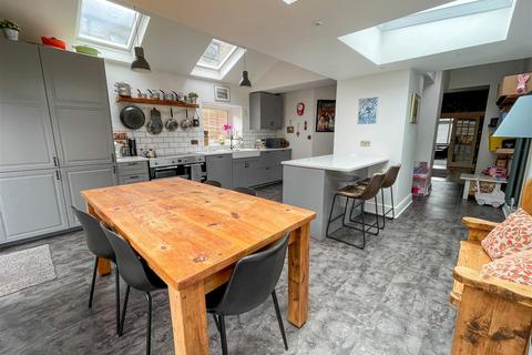 4 bedroom end of terrace house for sale, Leek Road, Buxton