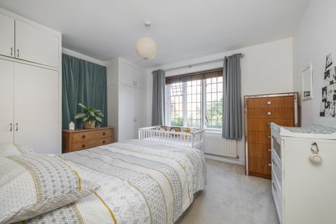 2 bedroom flat for sale, Newnham House, Manor Fields, London