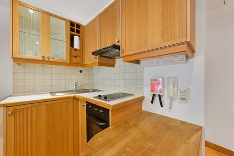 Studio to rent, Cartwright Gardens, London