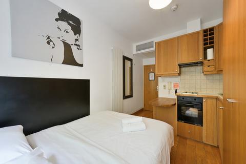 Studio to rent, Cartwright Gardens, London