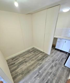 Studio to rent, Flat 2B 9-10 High Street Lye, Stourbridge, West Midlands, DY9 8JT