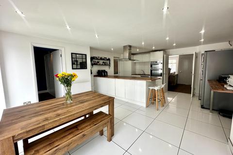 8 Bonville Gardens, Wolverhampton, WV10 8UE
