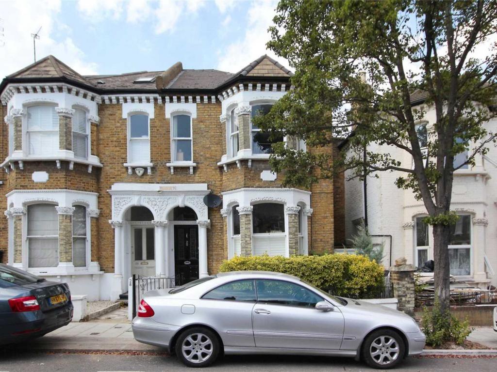 broomwood-road-london-sw11-3-bed-flat-2-950-pcm-681-pw