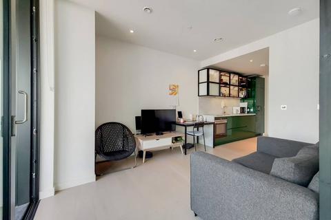 Studio to rent, Wardian, Canary Wharf, London, E14