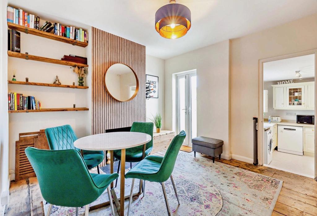 Weald Road, Brentwood, Essex 2 bed terraced house for sale £400,000