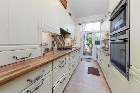 2 bedroom flat for sale, Oakhill Road, London