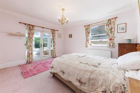 2 bedroom flat for sale, Oakhill Road, London