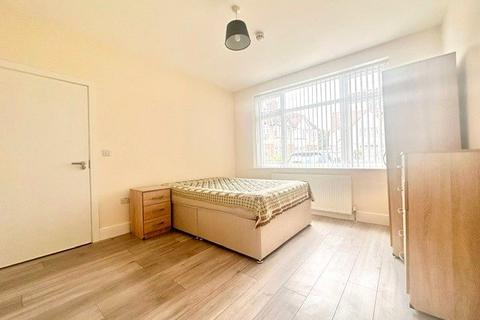 1 bedroom in a house share to rent, Church Stretton Road, Hounslow, TW3