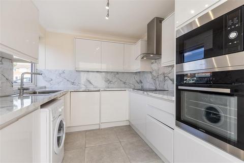 2 bedroom flat for sale, Willows Road, Bourne End SL8