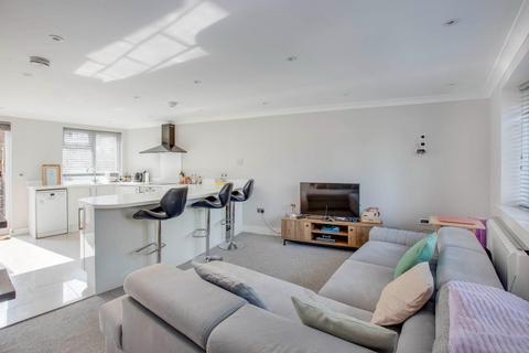 2 bedroom flat for sale, Perronet House, Chesham Road, Amersham, Buckinghamshire, HP6 5EU