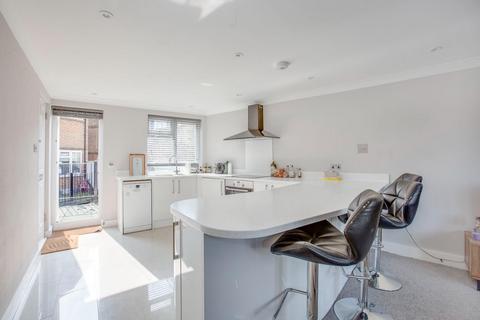 2 bedroom flat for sale, Perronet House, Chesham Road, Amersham, Buckinghamshire, HP6 5EU