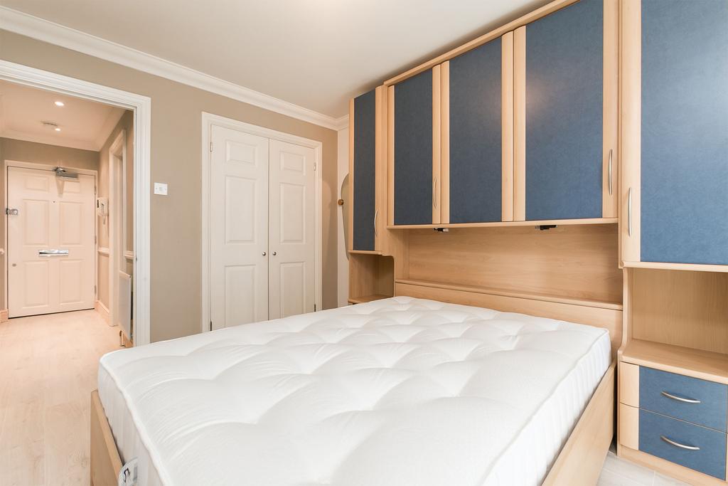 Little Britain, London EC1A 1 bed flat for sale £600,000