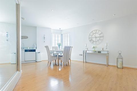 2 bedroom flat for sale, Wick Lane, London