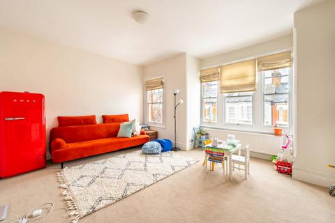 4 bedroom flat for sale, Gayville Road, Between the Commons, London, SW11