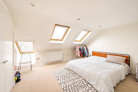 4 bedroom flat for sale, Gayville Road, Between the Commons, London, SW11