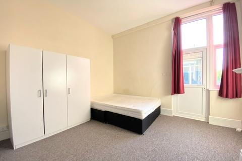 4 bedroom apartment to rent, Lake Road, Portsmouth PO1