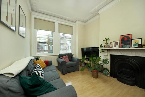 3 bedroom flat to rent, Frithville Gardens, W12