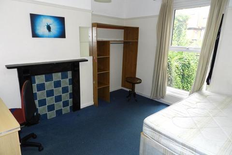 17 Ash Grove, Leeds, LS6 1AX