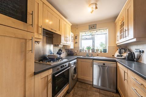 82 Fallowfield, Yateley, GU46 6LW