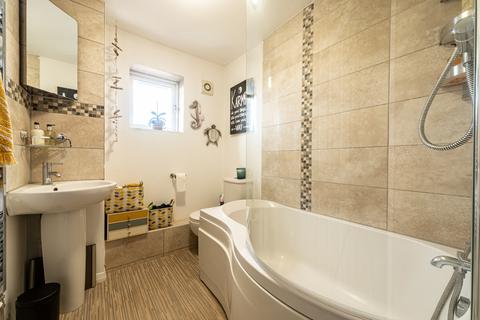 82 Fallowfield, Yateley, GU46 6LW