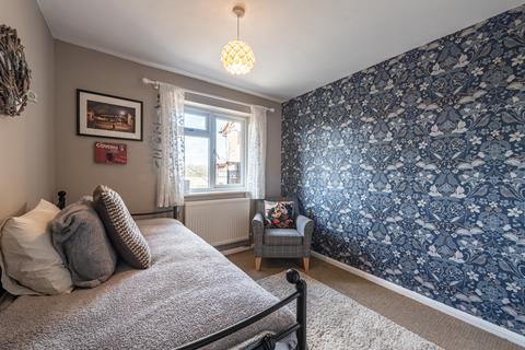 82 Fallowfield, Yateley, GU46 6LW