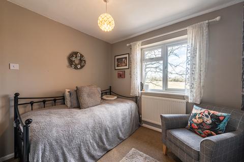 82 Fallowfield, Yateley, GU46 6LW