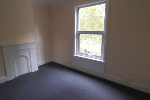 3 bedroom end of terrace house to rent, Hutt Street, HULL, HU3 1QL