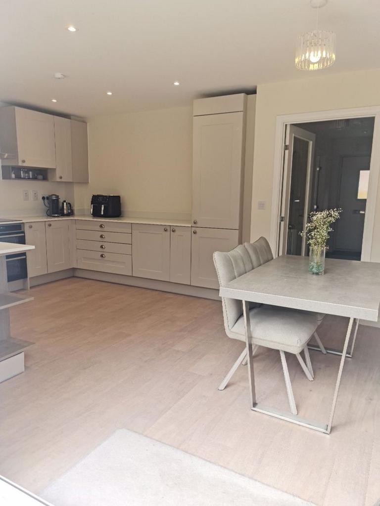 Kitchen/diner side