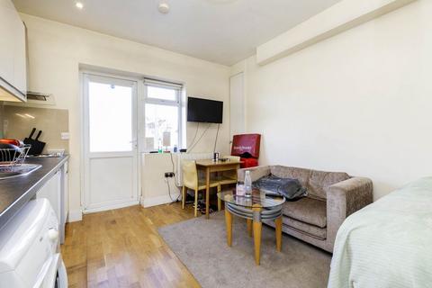 Studio to rent, NW2