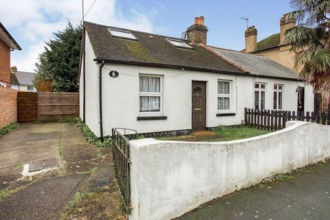 4 bedroom bungalow to rent, Bond Street, Egham TW20