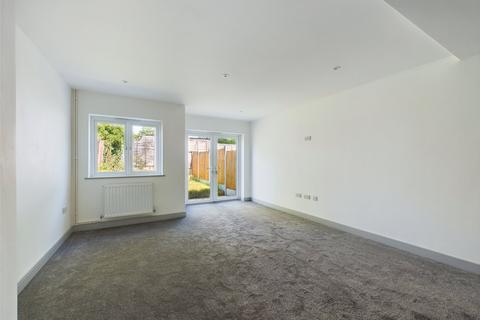 1 bedroom house to rent, Harold Court Road, Romford RM3