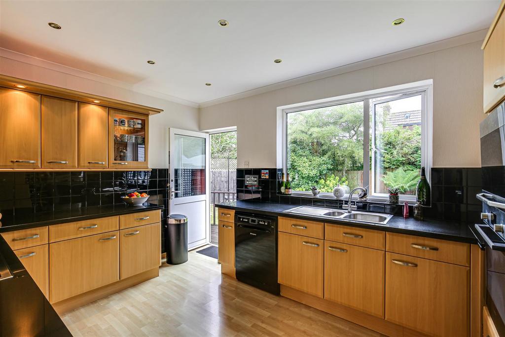 9 Kitchen.jpg