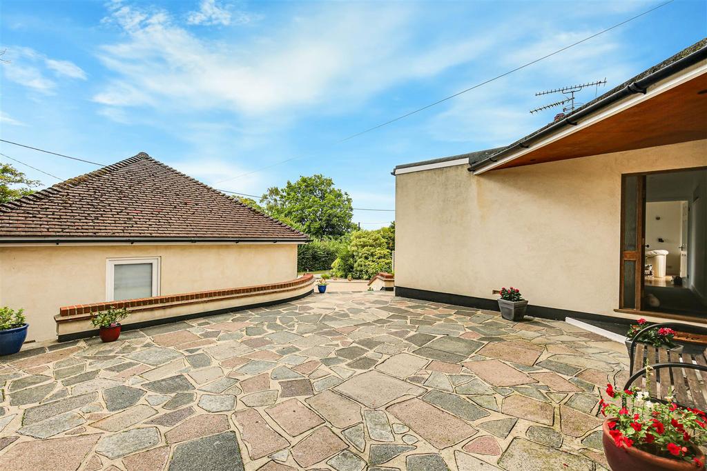 21 Front Patio.jpg