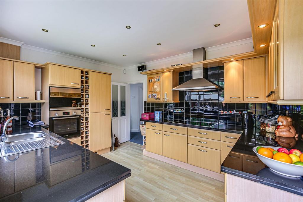 10 Kitchen.jpg