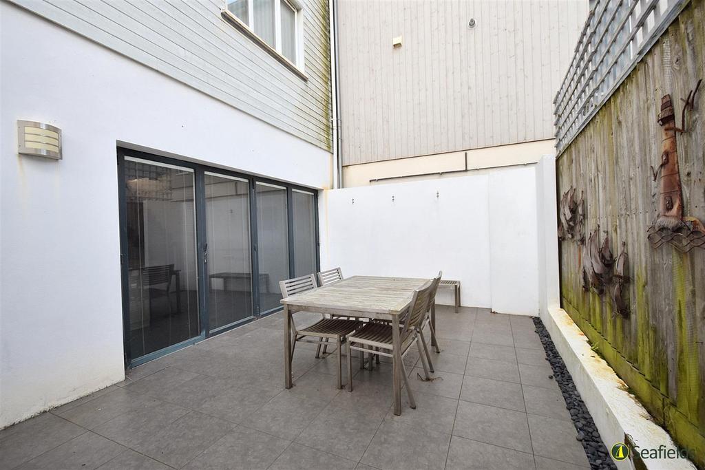 Courtyard and outside shower