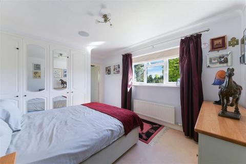 16 Cullerne Close, Ewell, Epsom, KT17 1XY