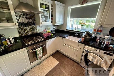 3 bedroom semi-detached house to rent, Corner Farm Close, Tadworth KT20