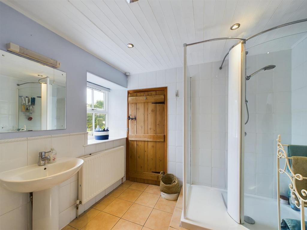 Bathroom with shower.jpg