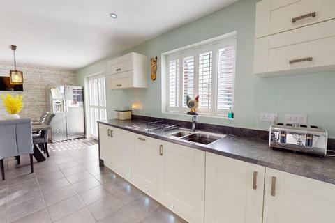 80 Heatherfields Crescent, New Rossington, Doncaster, DN11 0TZ