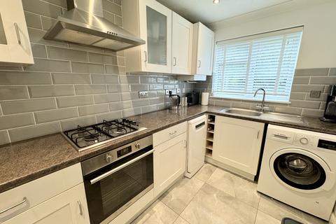 8 Arthur Close, Bagshot, GU19 5QT