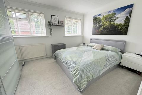 8 Arthur Close, Bagshot, GU19 5QT